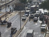 توقف حركة المرور بسبب كسر ماسورة مياه بشارع النيل السياحى فى الجيزة
