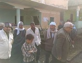 بالصور.. رئيس مدينة قطور يتفقد قرية شبرا نباص ويتابع أعمال الرصف