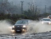 بالصور.. هطول أمطار وحدوث فيضانات واغلاق طرق فى كاليفورنيا بسبب النينيو