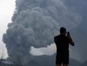 السياح يلتقطون "سيلفى" مع رماد بركان "برومو" فى إندونيسيا