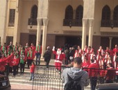 بالفيديو.. بابا نويل يخرج من المقر البابوى ويوزع هدايا على أطفال الكشافة