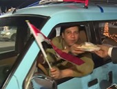 بالفيديو.. الجيش يشارك المسافرين الأقباط فرحتهم بعيد الميلاد ويوزع الهدايا