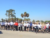 رئيس مدينة الأقصر يلتقى فريق الدراجات الهوائية لتنشيط السياحة 