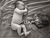 صورة مذهلة لمولود متصل بالمشيمة والحبل السرى يرسم حروف كلمة "love"