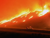 عمال الإطفاء يكافحون لاحتواء حرائق الغابات فى كاليفورنيا