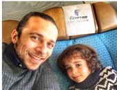 بالصور..أب مصرى يستعيد نجله من أمه السويسرية بعد انضمامها لداعش