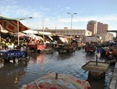 بالصور.. سوق الجمعة بالإسماعيلية يغرق فى القمامة ومياه الصرف