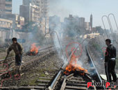 الإخوان يشعلون الإطارات على شريط السكك الحديدية ببنى سويف