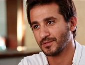 أحمد حلمى ينتج فيلم "الباب يفوت أمل" ويستبعد أحمد عيد من البطولة