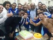 بالصور.. صالح موسى ينشر صور حفل عيد ميلاده بحجرة ملابس الزمالك