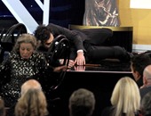 بالفيديو والصور.. سقوط كريس كولينتون بالكرسى المتحرك من أعلى المسرح