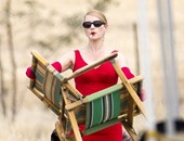 بالصور.. كيت وينسلت بفستان أحمر فى كواليس فيلم "The Dressmaker"