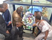 وفد اتحاد الشباب الأفريقى يضع إكليل زهور على قبر رئيس الكونغو السابق