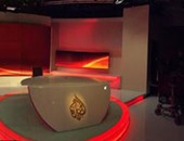 كواليس وقف قناة الجزيرة مباشر مصر.. العاملون بالقناة فوجئوا بالقرار.. مقدمة النشرة أعلنت "النهاية" والإعلاميون التقطوا الصور التذكارية فى لحظات الوداع