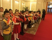 أطفال الصين يستقبلون "السيسى" بالورود والعلم المصرى