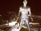 "صالح جمعة" يلتقط صورة تذكارية مع "تمثال رونالدو"