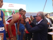محافظ جنوب سيناء يسلم جوائز لأبطال الجمهورية فى الملاكمة مواليد 2000