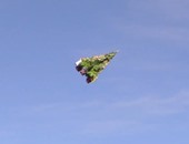 بالفيديو.. شاب يصنع شجرة كريسماس طائرة لنشر بهجة عيد الميلاد