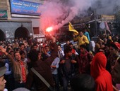 الإخوان يقطعون شوارع المطرية بالشماريخ والشرطة ترد بالغاز