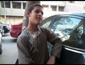 طفل يبيع مناديل بـ"التحرير": "بساعد أبويا وبكسب 40 جنيها فى اليوم"