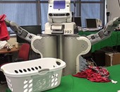 بالصور.. علماء يبتكرون "روبوت" لتنظيف وترتيب الملابس