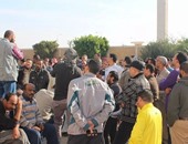 عاملون بشركة "المقاولون العرب" ينقلون وقفتهم لسلالم نقابة الصحفيين