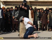 بالصور.. "داعش" تعدم مواطنا سوريا بتهمة سب "الذات الإلهية"