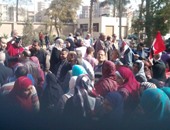 بالصور.. تزايد أعداد المشاركين فى اعتصام الإداريين بمستشفى الصدر بالمحلة