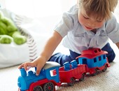 دراسة تنصح بعدم مكافأة الأطفال بـ"الهدايا" كى لا يصبحوا ماديين