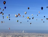 البراشوت والروقان ..بالصور: البالونات تزين سماء دبي فى دورة ألعاب للطيران