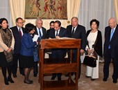 بالصور.. الرئيس يدون كلمة فى كتيب مجلس الشيوخ الفرنسى بحضور أعضائه