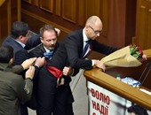 بالفيديو والصور.. رئيس وزراء أوكرانيا يتعرض للضرب داخل البرلمان