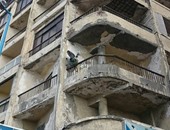 سقوط أجزاء من سطح عقار تجارى وسط مدينة الإسكندرية دون إصابات