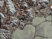 ناسا تكشف عن صور جديدة لكوكب بلوتو تظهر الحفر والثلوج على سطحه