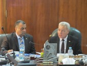 محافظ بورسعيد يتابع سير العملية الانتخابية من غرفة العمليات الرئيسية