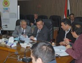 بالصور.. محافظ شمال سيناء يتفقد العمل بغرفة عمليات متابعة الانتخابات