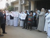 وقفة احتجاجية للعاملين بمستشفى المبرة بطنطا لمطالبتهم بالمساواة بزملائهم