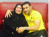الصقر أحمد حسن ينشر صورة مع والدته على انستجرام ويؤكد: تفتح لى جميع الأبواب