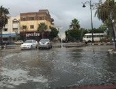 بالصور.. المياه تغرق شوارع القناطر.. ومجلس المدينة يستعين بـ"الشفاطات"