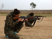 الجميلات هن المحاربات.. مقاتلات سريانيات يتدربن على مواجهة داعش