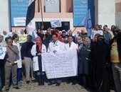 تظاهر العاملين بمستشفى المبرة بالمحلة للمطالبة بتطبيق الكادر