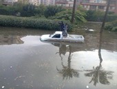 صحافة المواطن: بالصور.. مياه الأمطار تغمر السيارات فى القاهرة الجديدة