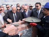 محافظ القاهرة يتفقد نفق الزهراء ويوزع "شيكولاتة" خلال وضع حجر أساس توسعته