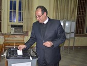محافظ البحيرة يدلى بصوته فى انتخابات دائرة دمنهور بجولة الإعادة