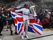 بالصور.. هاميلتون يفاجئ الجماهير احتفالا بلقب "فورمولا 1"