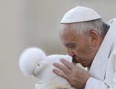 بالصور..البابا فرنسيس يلتقى محبيه بساحة القديس بطرس قبل يوم من بلوغه الـ80