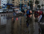 ارتفاع منسوب المياه بشوارع الإسكندرية بسبب الأمطار.. وشلل مرورى بالكورنيش