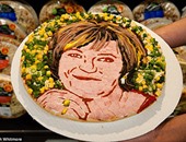مالكة نوريتش سيتى الإنجليزى ترسم وجهها على البيتزا ترويجًا لـ"سوبر ماركت"