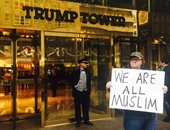 المخرج الأمريكى مايكل مور يرفع شعار "كلنا مسلمون" أمام برج دونالد ترامب