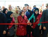بالصور.. فتيات "رعاية الشباب" يشاركن الرئيس فى افتتاح مصنع الفوسفات بالفيوم